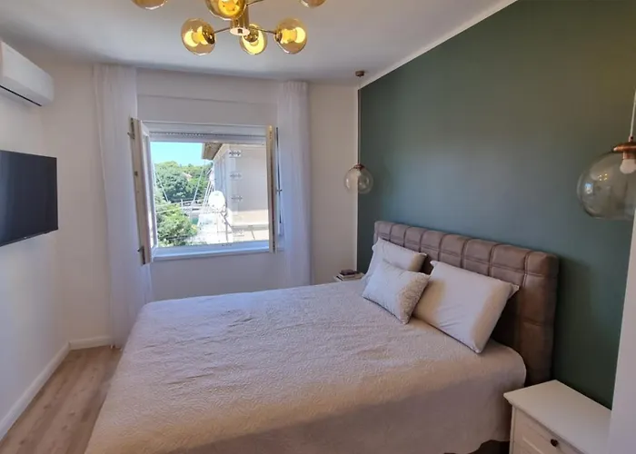 Apartment With View On City Marine