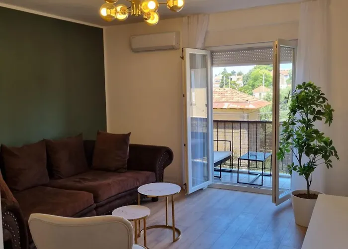 Apartment With View On City Marine